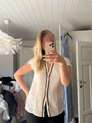 Vit  blus med svarta detaljer - Säljer en vit blus då jag inte har användning för den🩷köpare står för frakt