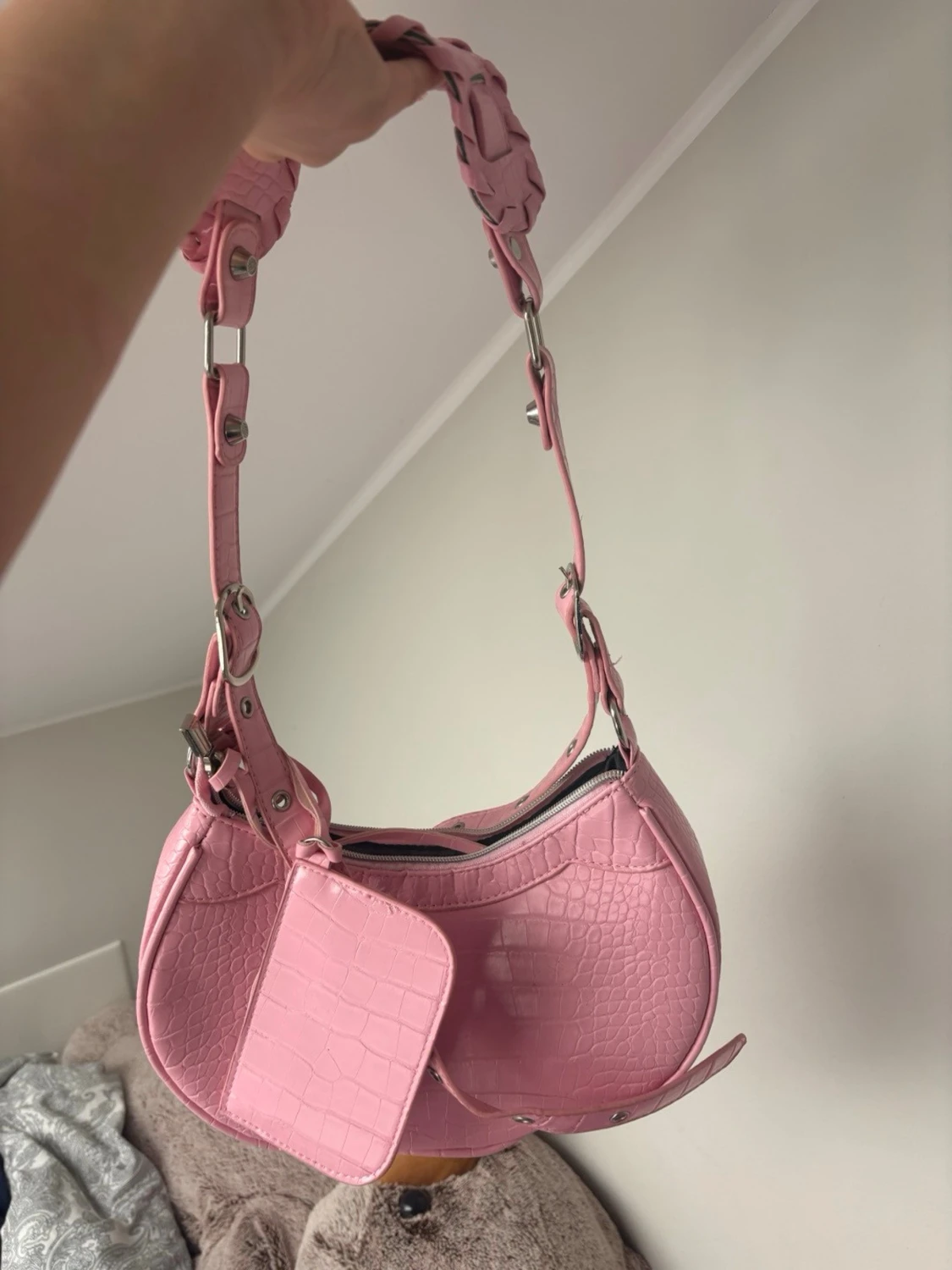 Rosa axelremsväska med nitar - 1