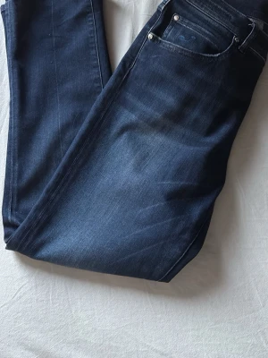 Mörkblå jeans från Jacob Cohen - Snygga mörkblå jeans från Jacob Cohen med klassisk femficksmodell storlek 27 men passar 29 om du vill de ska sitta slim                                             Hör av dig vid minsta lilla fundering✅