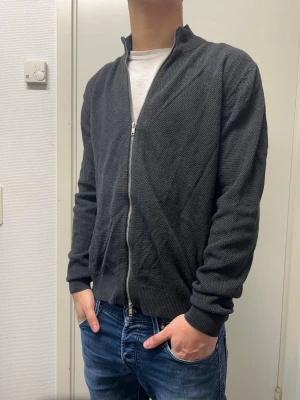 Zip up från Seidensticker - Snygg grå zip up från Seidensticker. Bra skick. Modellen är 173cm, 64kg. Pris kan diskuteras!!