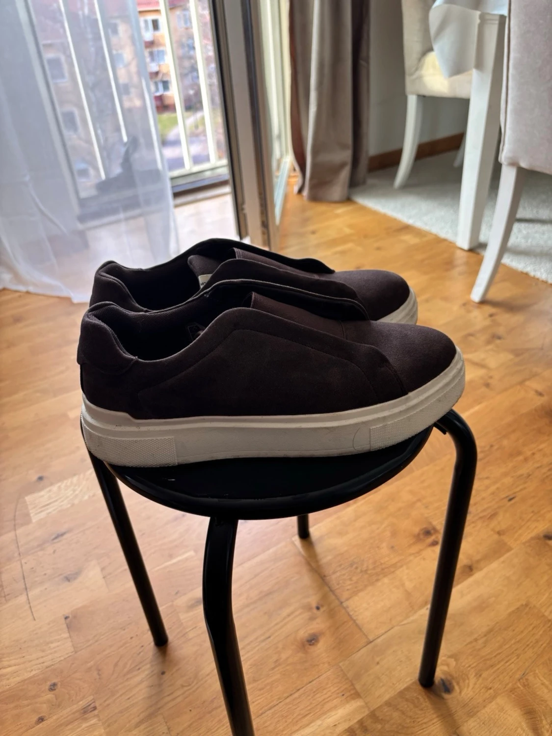 Bruna slip-on sneakers med vit sula - 2