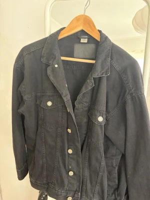Svart jeansjacka  - Jeansjacka från hm!