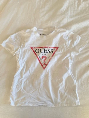 Guess T-shirt - Superfin Guesströja, 100% ekologisk bomull, endast använd en gång. 