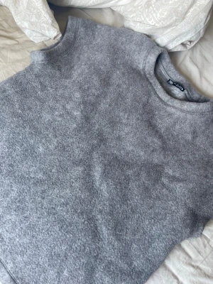 Grå stickad tröja från Zara - Mysig grå stickad topp från Zara med rund halsringning. Storlek S🩷