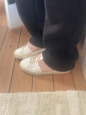 Valentino Skor - Hej! Säljer nu mina skor från märket Valentino, storlek 38, bra skick. Givetvis äkta, Tveka inte på att höra av dig om du har frågor eller funderingar kring skorna!💗💗