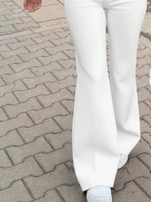 Vita bootcut byxor - Snygga vita bootcut byxor med hög midja och vida ben. Perfekta för dig som vill ha en clean och trendig look. Materialet är mjukt och följsamt, vilket gör dem bekväma att bära hela dagen. Matcha med sneakers eller klackar för en cool stil.  De passade ej mig när ja testade annrs e de helt nya!!!!!