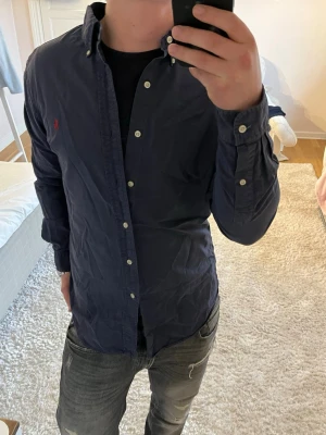 Ralph Lauren skjorta slim fit  - Ralph Lauren | Mycket bra skick | Size - M | Pris 499 | Hör av dig vid minsta fråga eller fundering📩