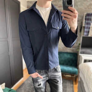 Overshirt  - Mycket bra skick, inga defekter! Passar dig som är mellan 170-180cm ungefär. Modellen är 185 cm, 75kg. Passar bra nu till våren! Skriv för mer information!🤝
