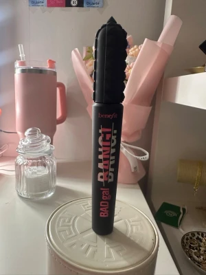 Benefit BADgal BANG! Mascara svart - Mascara från Benefit i modellen BADgal BANG! med svart färg. Tuben är matt svart med rosa och vita detaljer och har ett coolt, räfflat lock för bra grepp. Perfekt för att ge fransarna volym och längd med en intensiv look.