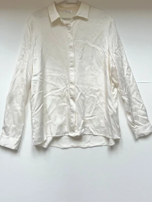 Silkes skjorta/blus - Jätte skön och stilren silkes skjorta/blus ifrån Lilysilk i storlek XL🌼 - 100% Mulberry silke - Knappar framtill (som är dolda) och 2st knappar vid ärmslut. - Nyskick, endast testad på