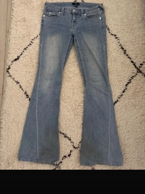 True religion joey jeans - Köpta på vinted för 600 men passar tyvärr inte mig. Lowwaist och bootcut inga stora tecken på användning. Kan gå ner i pris vid en snabb affär! Jättefina nu till våren och sköna skulle säga att dom är normala i storleken. Hör av dig om du har några frågor💗💗
