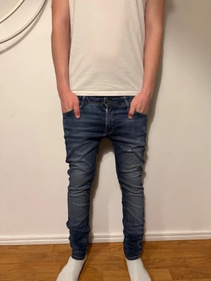 Blå slim fit jeans från jack&jones - Säljer ett par blå slim fit jeans från jack&jones med snygg tvätt och slitningar på låren och knäna. Jeansen har klassisk femficksmodell, bra passform som sitter bra längs benen. Jeansen är i storlek w30 l32. Perfekta för en trendig och avslappnad stil. Pris kan diskuteras ✅