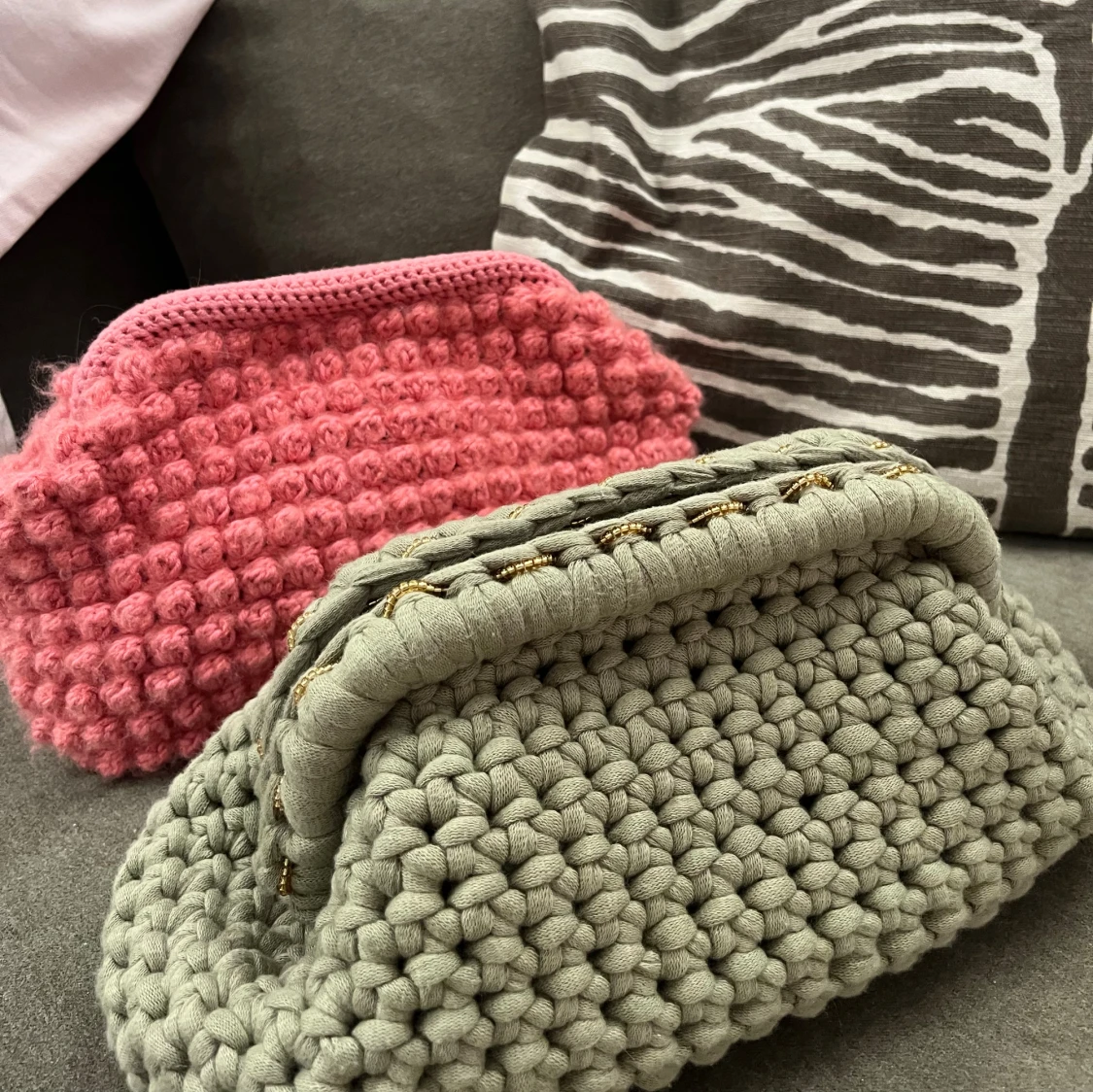 Handvirkad grön kuvertväska - 1