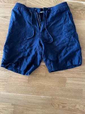 Marineblå linneShorts från J.Lindberg - Marineblå linneshorts frän J.Lindberg | Storlek: M - Skicket pa shortsen är jätte bra med nästan inga tecken på användning - Varat pris: 350 - Nypris: 799kr 
