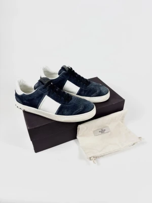 Valentino Flycrew skor -  | Säljer ett par Valentino flycrew sneakers i riktigt bra använt skick. En nit har lossnat. | Storlek: 42 | Box & dustbag ingår | Hör av dig vid frågor eller funderingar 