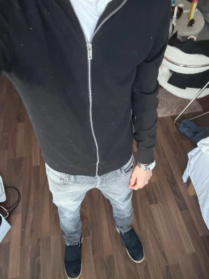 Jack&jones slim glen  - Gråa jack and Jones jeans i riktigt bra skick i storlek 28/32 skriv vid intresse eller frågor !! 