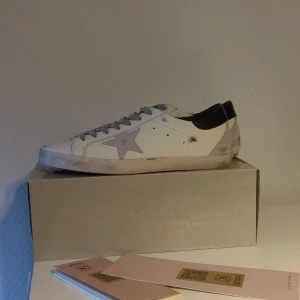 Golden Goose sneaker  - Golden Goose sneakers, bra skick,  använda några gånger, storlek 44 men passar även 43, dustbag mm medföljer, postar inom 24 timmar, mvh.