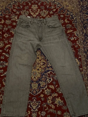  Levi's 551 - Säljer ett par gråa jeans från Levis, bra skick använda några fåtal gånger. Pris kan diskrireras 