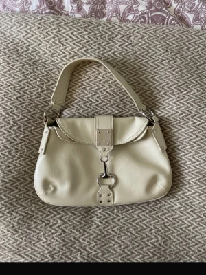 Krämvit axelremsväska från mango  - Super fin vintage väska från mango, kommer inte till användning !