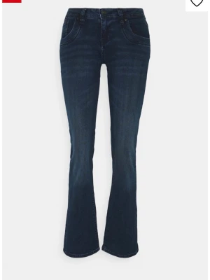 Ltb Mörkblå bootcut jeans - Snygga mörkblå bootcut jeans från ltb med klassisk femficksdesign och normal midja. Jeansen har en lätt utsvängd passform nedtill och är tillverkade i stretchigt denimtyg för skön komfort. Perfekta till en avslappnad och trendig look.