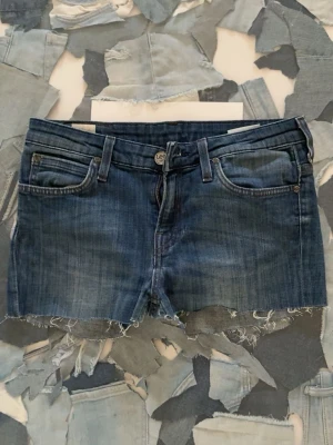 Blå jeansshorts från Lee - Säljer ett par jeans shorts ifrån lee, jag har klippt dom själv för det var byxor innan !