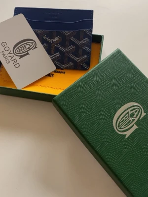 Blå plånbok - Snygg blå korthållare med snygga detaljer 