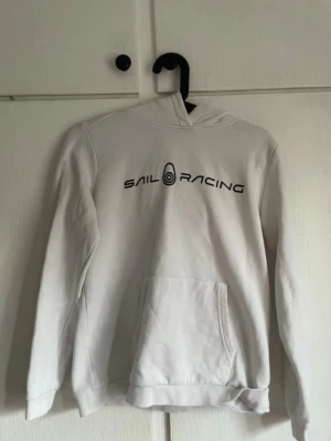 Vit hoodie från Sail Racing - Säljer nu en vit hoodie ifrån sail racing. Bra skick, strl 160. 