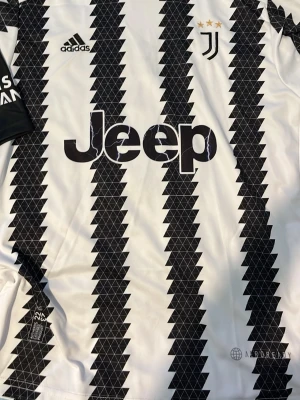 Juventus matchtröja Pogba #10 22/23 - Juventus officiella matchtröja från Adidas med Pogba och nummer 10 på ryggen. Tröjan är vit med svarta zigzag-ränder, Juventus klubbmärke och Jeep som sponsor på bröstet. Tillverkad i lätt och ventilerande material, perfekt för fotboll eller träning. Endast upphämtning i Stockholm!! 