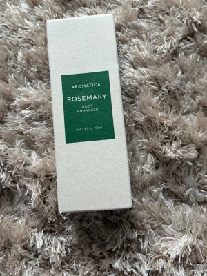 Aromatica Rosemary Root Enhancer 100ml - Aromatica Rosemary Root Enhancer hjälper att stärka och vårda hårbotten med rosmarinextrakt.