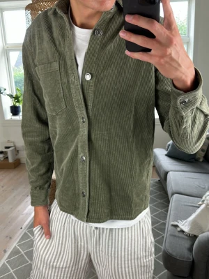 Olivgrön Overshirt  - Simpel och super snygg! Mått: A:50 B:43 C:47 D:64 (cm) Skriv vid fundering 😇🙌