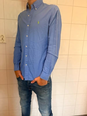 Ralph Lauren skjorta - Säljer nu en sommrig Ralph lauren skjorta, mycket fint skick utan defekter. Jag på bilden är 185cm lång. Hör av er vid frågor eller funderingar!👍