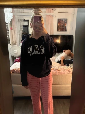 Mörkblå hoodie från GAP - Säljer en mörkblå hoodie från GAP i storlek XXL. Skulle säga att storleken känns som M