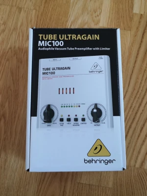 Behringer Tube Ultragain MIC100 - Säljer en Behringer Tube Ultragain MIC100, en audiophile vakuumrör-förförstärkare med limiter. Vit och svart design med tydliga reglage för gain och output samt flera LED-indikatorer. Perfekt för inspelning och ljudförbättring. Kompakt format och robust material. Oanvänd. Har endast öppnat boxen.