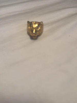 Guldfärgad ring med pantermotiv - Cool ring i guldfärgad metall med ett detaljerat pantermotiv framtill. Ringen har en robust och unik design som verkligen sticker ut och passar dig som gillar statement-smycken. Perfekt accessoar för att ge din outfit en edgy touch. Inte äkta guld!