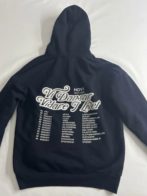 Hov1 hoodie - Säljer en svart hoodie från Hov1 med turnédatum på ryggen. Dom här hoodisarna går bara att köpa på deras konserter, den är knappt använd och är i storlek S. Skriv för frågor🥰