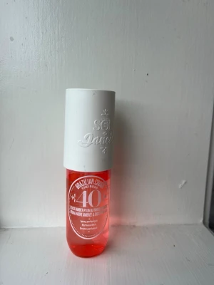 Sol de Janeiro Cheirosa 40 Parfymmist - Sol de Janeiro Cheirosa 40 är en parfymmist i en snygg cylinderformad flaska med vit kork och rosa transparent kropp. Doften har inslag av svart bärnsten, plommon och vanilj. Perfekt för dig som gillar söta och fruktiga dofter. 90 ml.