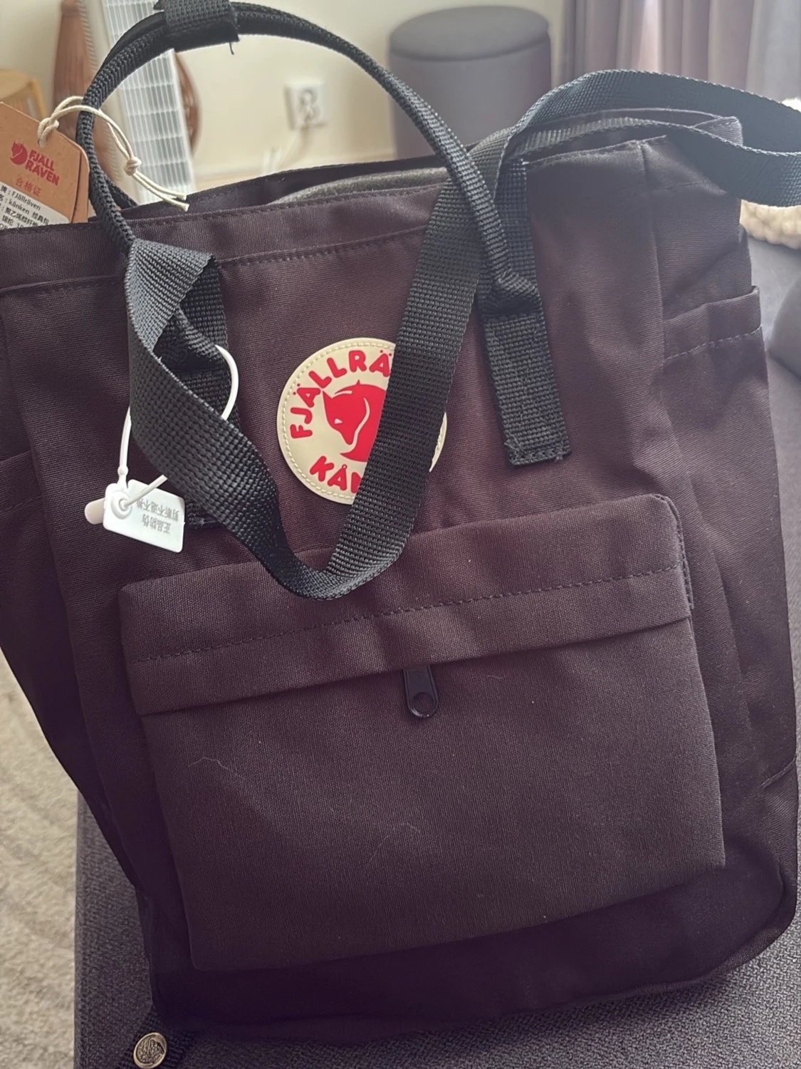 Svart Fjällräven Kånken ryggsäck och handväska