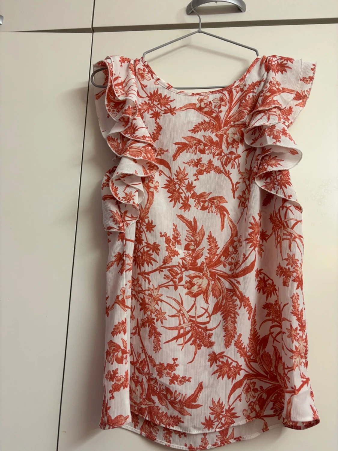 Vit blus med blommönster