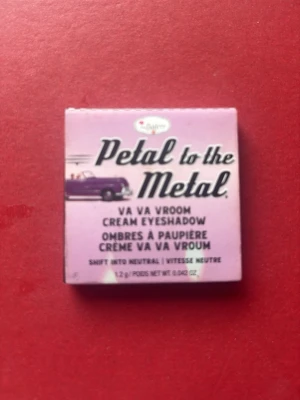Petal to the Metal ögonskugga - Petal to the Metal Va Va Vroom Cream Eyeshadow från theBalm i en liten fyrkantig förpackning med retrodesign i lila och svart. Krämig formula som ger intensiv färg och är enkel att applicera. Perfekt för dig som gillar metallic och glansiga ögonlock.