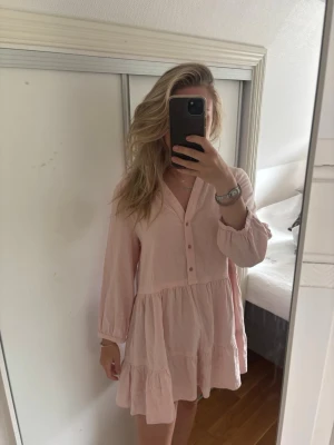 Ljusrosa volangklänning med knappar - Rosa volangklännong från Zara XS, funkar även för s och M. Använd fåtal gånger. 🩷💐🐚