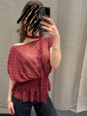 Vinröd prickig offshoulder blus - Säljer en supersöt vinröd blus med röda prickar från Gina Tricot är storlek M men passar mig som är XS så skulle nog säga att den passar de flesta