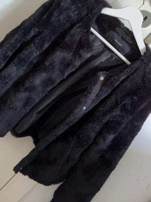 Fuskpäls jacka Veromoda - En tunn fuskpäls jacka från veromoda som är super fin. Använd ett fåtal gånger, i bra skick. Storlek XS.