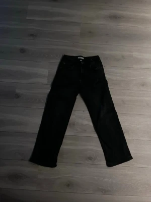 Svarta raka jeans från garcia - Snygga svarta jeans från garcia med rak passform och klassisk femficksdesign. Jeansen har normal midja och är tillverkade i denim. Perfekta för en trendig och avslappnad look.