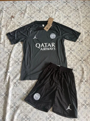 Svart PSG träningsset Jordan - Psg fotbollsset i storlek S. Shortsen har fickor med dragkedjor. Helt nya och oanvända, Hör gärna av vid frågor!