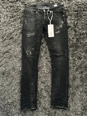 Svarta skinny jeans med slitningar - Dondup George .                                                                                                  W28 passar w29 bra skick 