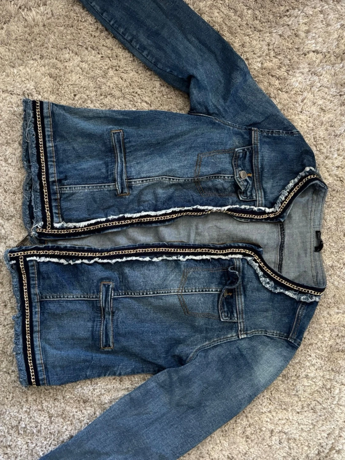 Blå jeansjacka med kedjedetaljer - 2