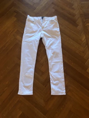 Vita jeans - Säljer dessa vita jeans från HM. Jätte bra passform skicket är 9/10 knappt använda. Storlek 29/32
