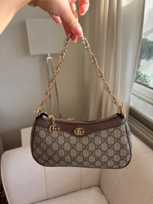 Gucci - Jätte fin väska som jag använt 4-5 gånger, precis som ny!🥰