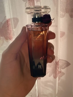 Lancôme Trésor Midnight Rose 50 ml - Lancôme Trésor Midnight Rose i 50 ml. Doftar hallon, ros, rosépeppar och vanilj. Nypris: 1185. 