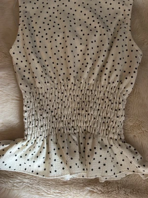 Prickig peplum topp - Jättesnygg prickig peplum topp från Gina. Använd cirka 1-2 gågner men som ny